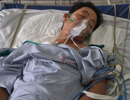 Ở khoa Hồi sức tích cực, bệnh nhân được lọc máu thận nhân tạo, thở máy và dùng thuốc kháng sinh.