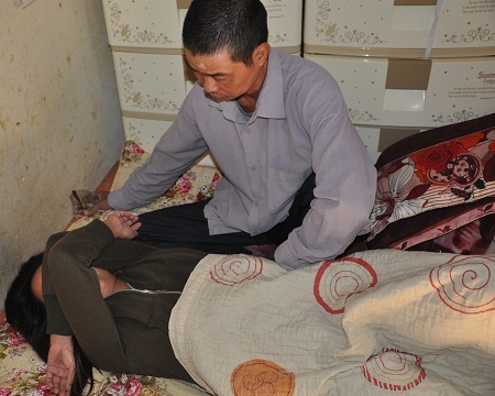 Ngần ngại trước PV, cô Loan lấy tay che mặt khóc khi biết mình không thể sống để chăm sóc hai con.