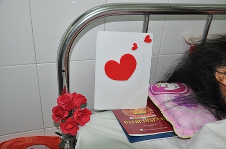 Chị Hoa xúc động đọc những lời chúc một của bạn đọc Dân trí gửi đến mình.