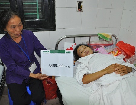 Quỹ Nhân ái trao nóng 5 triệu đồng đến chị Nguyễn Thị Hoa