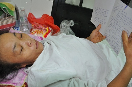 Chị Hoa xúc động đọc những lời chúc một của bạn đọc Dân trí gửi đến mình.