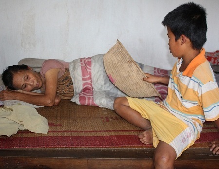 Bà nội ốm nằm liệt giường nhiều năm nay nên không giúp được việc gì cho hai ông cháu.