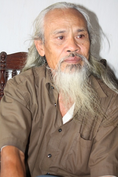 Bà nội ốm nằm liệt giường nhiều năm nay nên không giúp được việc gì cho hai ông cháu.