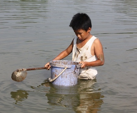 Bố mất vì tai nạn, mẹ bỏ đi để lại cậu bé Việt ở với ông bà nội trong cảnh nghèo túng.