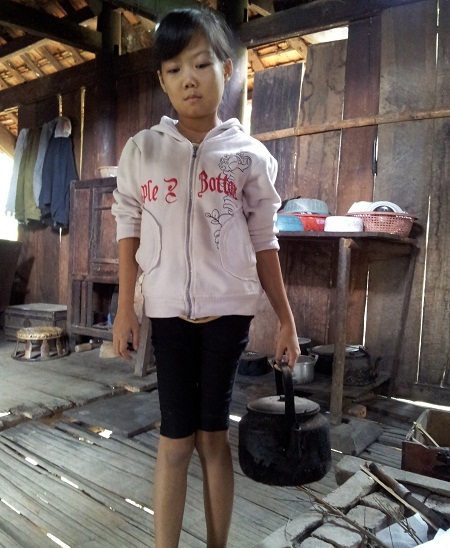 Cô bé lớp 8 sống dựa vào cụ nội... 103 tuổi - 3 Cơ thể dặt dẹo, yếu ớt nhưng Ngân vẫn giúp cụ nấu nồi nước mỗi khi khỏe và đi lại được.