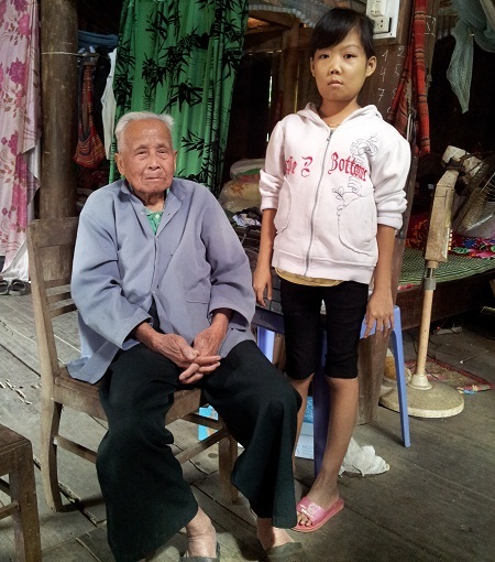 Cô bé lớp 8 sống dựa vào cụ nội... 103 tuổi - 2 Bố mẹ đều qua đời, bản thân cô bé Ngân lại mắc chứng bệnh tan máu bẩm sinh nên cơ thể yếu ớt.