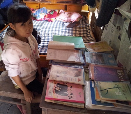 Cô bé lớp 8 sống dựa vào cụ nội... 103 tuổi - 1 Bố mẹ đều qua đời, bản thân cô bé Ngân lại mắc chứng bệnh tan máu bẩm sinh nên cơ thể yếu ớt.