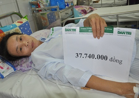 Cô Hoa nhận quà bạn đọc Dân trí tuần 5/10.