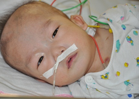 Tính mạng của em đang được tính bằng ngày nếu không được phẫu thuật.