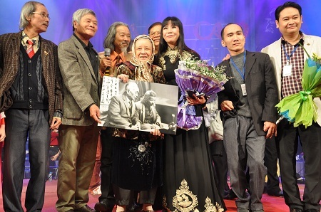 Bà Thúy Băng - vợ cố nhạc sĩ Văn Cao nhận hoa và quà của người hâm mộ.