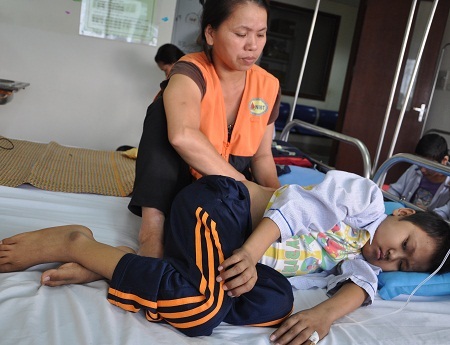 Đánh liều đưa con lên viện nhưng chị Nụ không có lấy một đồng đóng viện phí.