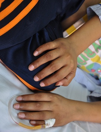 Đánh liều đưa con lên viện nhưng chị Nụ không có lấy một đồng đóng viện phí.