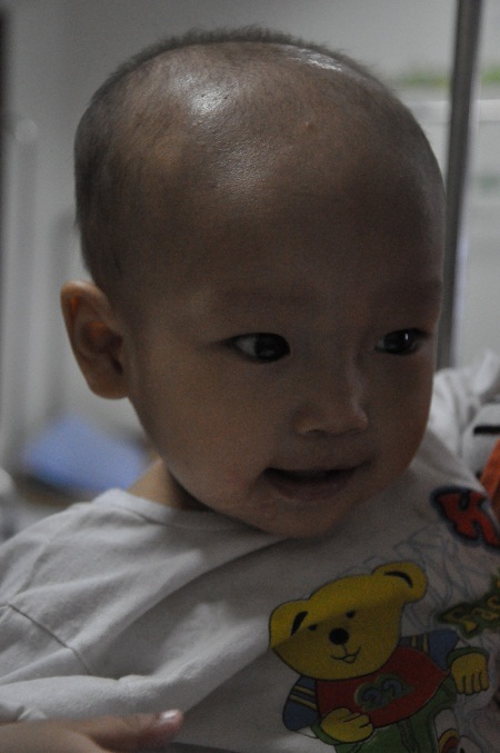 Hiện gia đình đang tìm mọi cách để có tiền đưa con sang Đài Loan chữa trị.