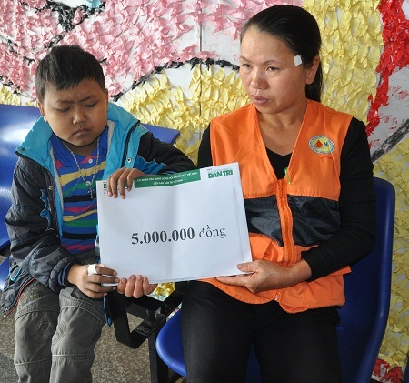 Hai mẹ con nhận nóng 5 triệu đồng của Quỹ Nhân Ái báo điện tử Dân trí.