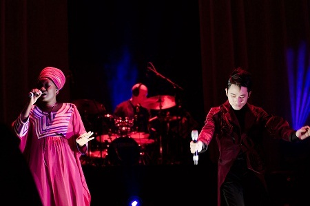 Những hình ảnh đẹp của Tùng Dương trong live show “Độc đạo” - 9 Tùng Dương khẳng định Âm nhạc không biên giới bằng việc song ca với
