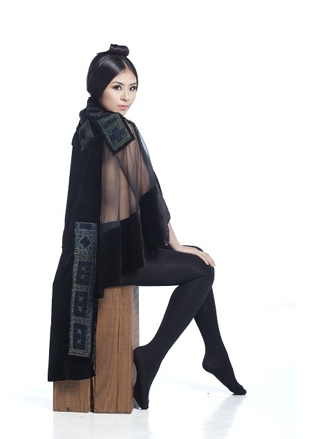 Vải lanh thô cũng xuất hiện nhiều trong những mẫu sưu tập của Minh Hạnh