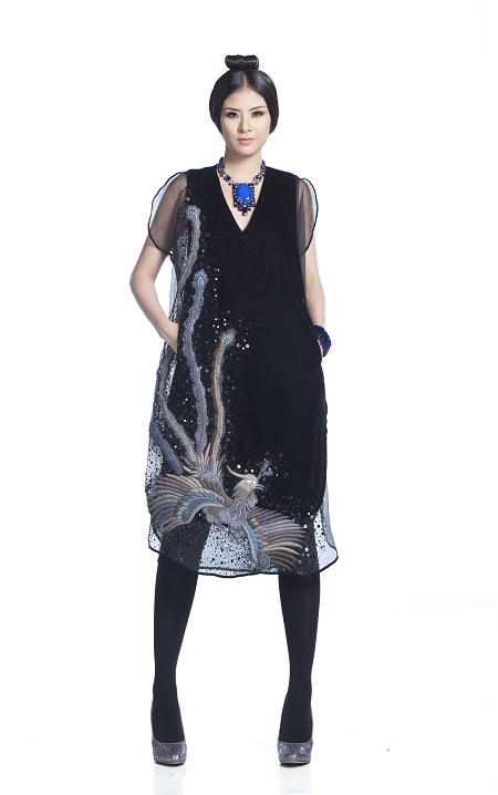 Vải lanh thô cũng xuất hiện nhiều trong những mẫu sưu tập của Minh Hạnh