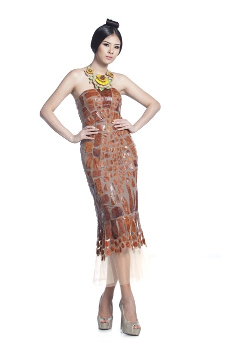 Chất liệu da cá sấu đang được NTK Minh Hạnh lựa chọn cho các mẫu thiết kế của mình