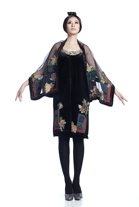 Ngoài ra, hình ảnh thiên thần nước Ý duyên dáng trong tà áo dài Việt Nam cũng rất ấn tượng