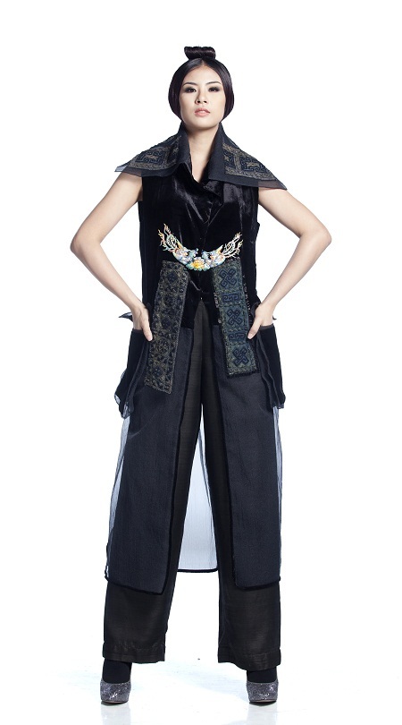 Ngoài ra, hình ảnh thiên thần nước Ý duyên dáng trong tà áo dài Việt Nam cũng rất ấn tượng