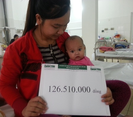 Gia đình Hà Phương nhận quà bạn đọc Dân trí tại viện Tim Hà Nội. 