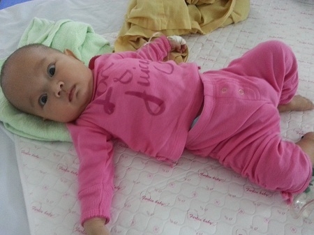 Em nằm chơi ngoan và ít khi quấy khóc.