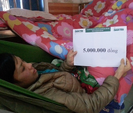 Trao 5 triệu đồng từ Quỹ Nhân ái đến chị Vũ Thị Thúy - 2 Chị Thúy nhận 5 triệu từ Quỹ Nhân Ái báo điện tử Dân trí.