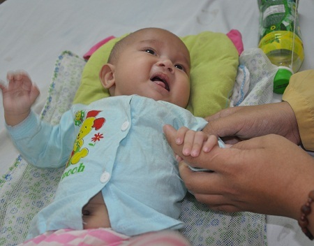 Tiếng khóc xé ruột của bé 3 tháng tuổi bị tim bẩm sinh