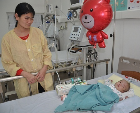 Hàng ngày chăm con trong viện, chị Quỳnh không cầm được nước mắt vì nhìn con yếu ớt, bé bỏng.