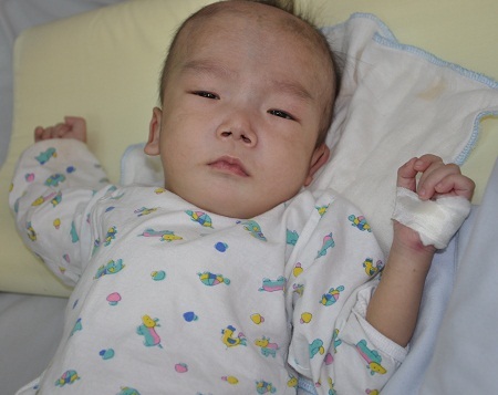 Đã thoát khỏi lưỡi hái tử thần nhưng hiện tại em đang bị viêm phổi và nhiễm trùng nặng.