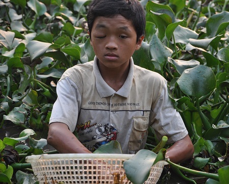 Bị u xơ thần kinh tuyến mắt nên con mắt bên phải của Khiêm gần như không còn nhìn thấy gì.