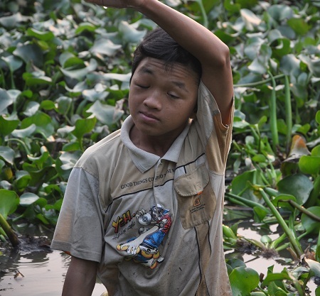 Không có thu nhập, hàng ngày hai mẹ con bám trụ vào dòng sông gần nhà kiếm con cua, con cá.