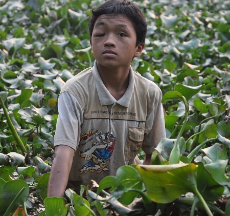 Chị Trong không cầm được nước mắt khi nhớ lại cái chết thương tâm của chồng.