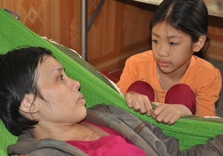 Sau 3 lần sảy thai, chị sinh được mình bé Ngọc nhưng vợ chồng lại không đoàn tụ đã 7 năm nay.