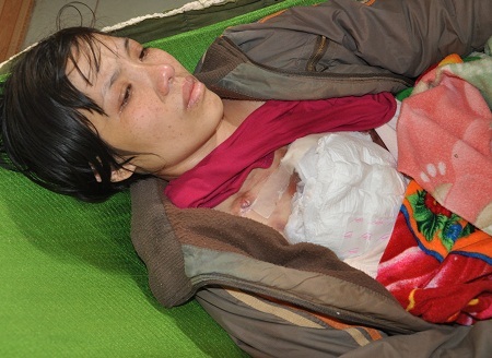 Bị ung thư vú giai đoạn cuối khiến chị Thúy đau đớn, không thể tự đi lại được.