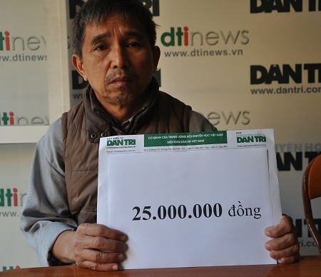 Gia đình Hà Phương nhận quà bạn đọc Dân trí tại viện Tim Hà Nội. 