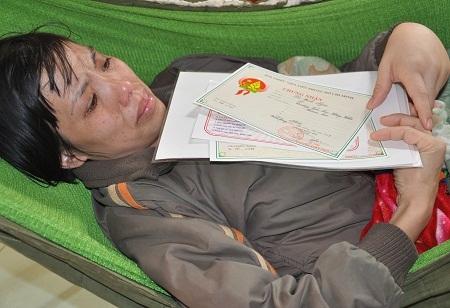 Biết căn bệnh của mình không thể cứu chữa nhưng nghĩ đến con gái khiến chị đắng lòng, xót xa.