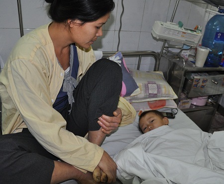 Những cơn đau liên tục khiến em khóc lặng cả người.