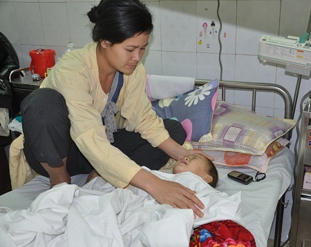 Bé Sao đã được mổ một lần, sắp tới ít nhất em phải mổ lần nữa.