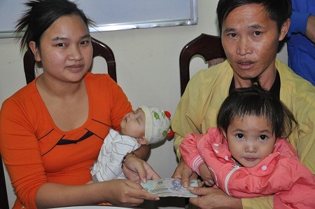 Gia đình Hà Phương giúp đỡ gia đình em bé Tẩn Mí Hoán số tiền 25.000.000 đồng.