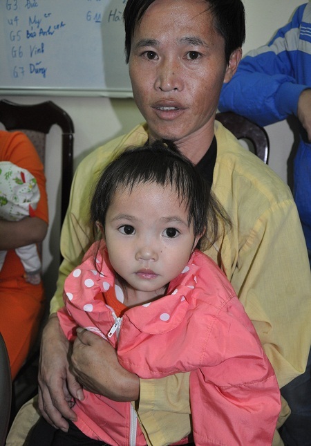 Gia đình Hà Phương giúp đỡ gia đình em bé Tẩn Mí Hoán số tiền 25.000.000 đồng.