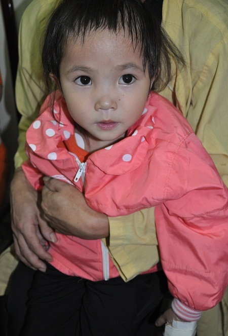 Được biết hoàn cảnh của em bé Tẩn Mí Hoán phải thay van tim với chi phí gần 70 triệu đồng.