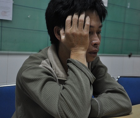 Sự bất lực của anh hiện lên trên khuôn mặt vì không lo được cho con.