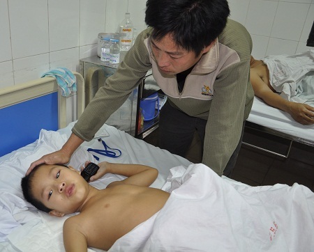 Hàng ngày ở viện chăm con, anh Thàng nơm nớp lo sợ vì không có tiền.