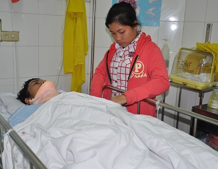 Mẹ chết sớm, bố rượu chè không lo lắng cho con cái nên Mơ nằm 1 mình trên viện.