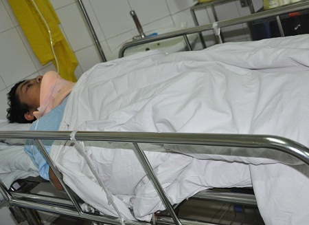 Mẹ chết sớm, bố rượu chè không lo lắng cho con cái nên Mơ nằm 1 mình trên viện.