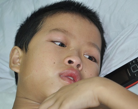 Sự bất lực của anh hiện lên trên khuôn mặt vì không lo được cho con.