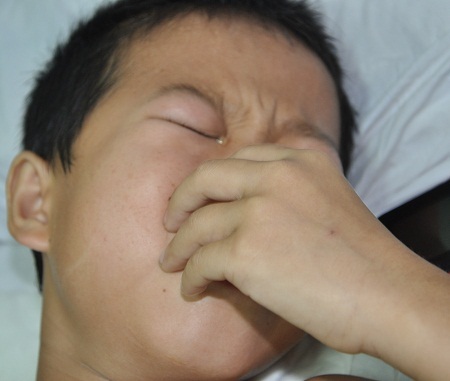 Giọt nước mắt trào ra mặn đắng bởi sự tủi thân vì bố mẹ quá nghèo.