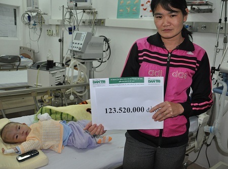 Chị Quỳnh nhận quà bạn đọc Dân trí tại bệnh viện Tim Hà Nội.