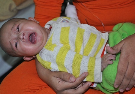 Hà Phương đã trải qua ca mổ nhưng em còn đau nhiều nên liên tục quấy khóc.